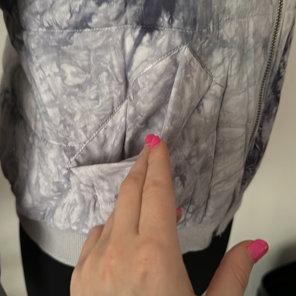 Baeverly gray/blue and white tie-dye puffer jacket size small - Picture 5 of 7